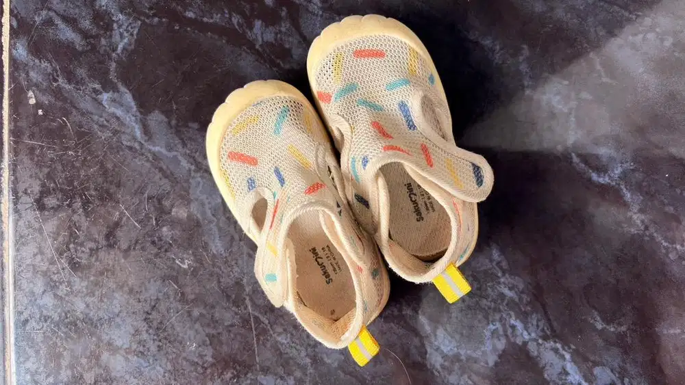 Sepatu anak sakumini