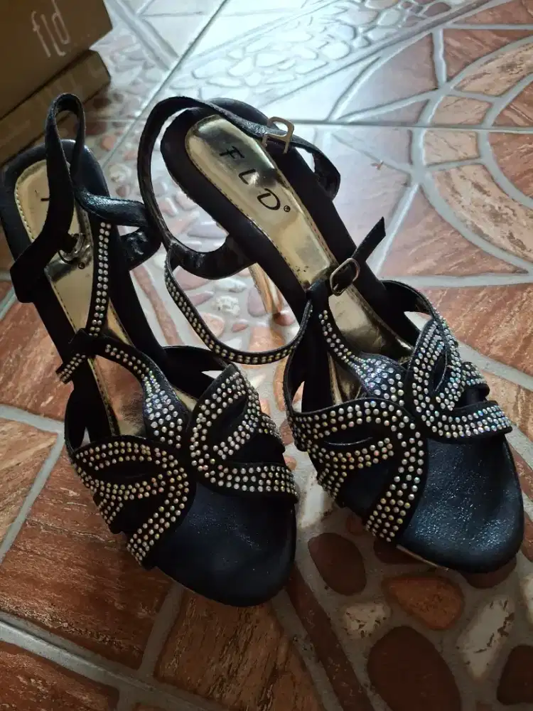 Sepatu pesta FLD