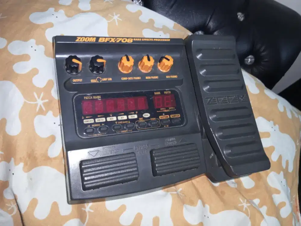 Efek Gitar Bass  zoom 708