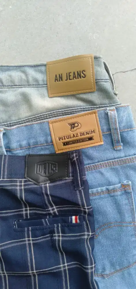Di jual celana jeans 3 buah dan celana kain  3 buah ukuran 30,32,34