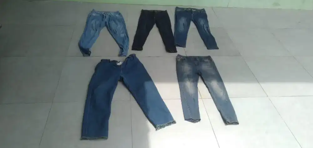 Di jual celana jeans cew ada 5 buah no minus untuk lebaran dan harian