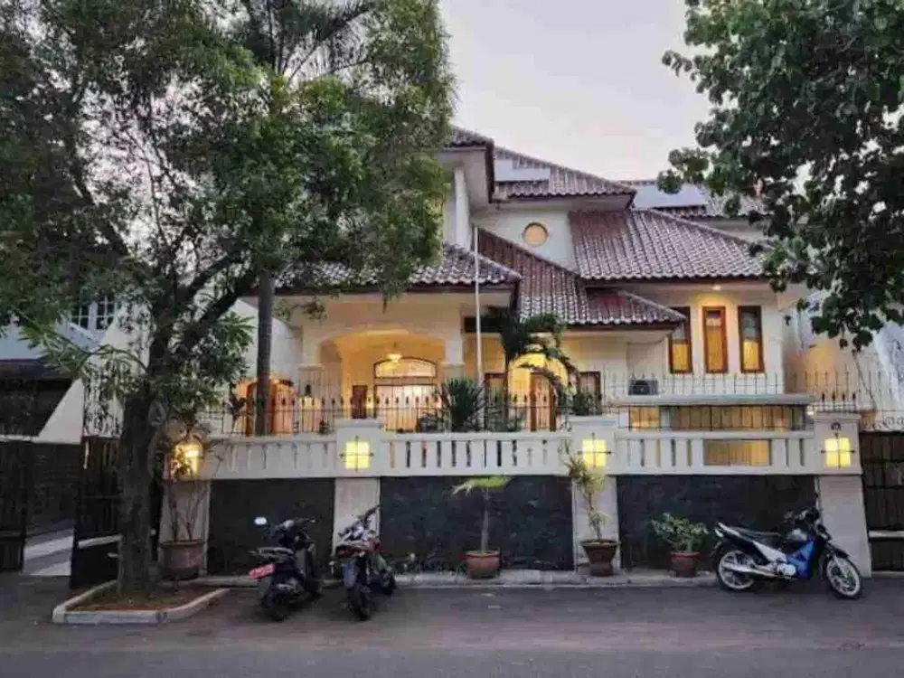 DIJUAL RUMAH FURNISHED 3 LANTAI di JL. Brawijaya Dharmawangsa, Jaksel.