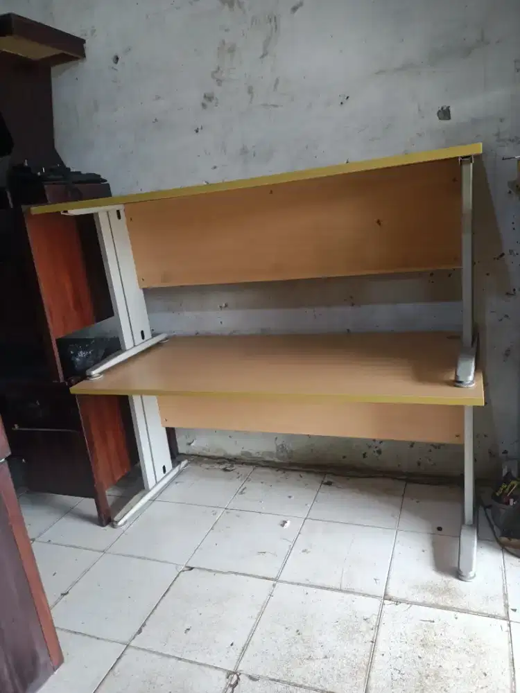 Meja bekas kaki besi Donati