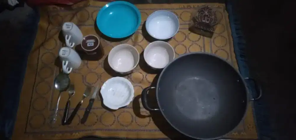Di jual peralatan dapur dan mkn ada panci ,gelas,piring,sendok