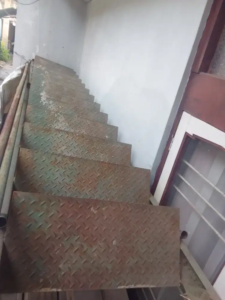 Tangga besi bekas