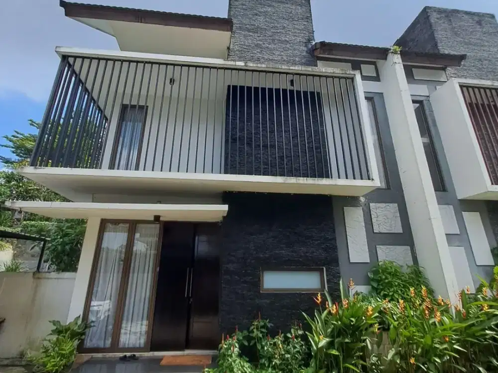 Townhouse eksklusif dengan privasi tinggi dan suasana hunian yang tenang.