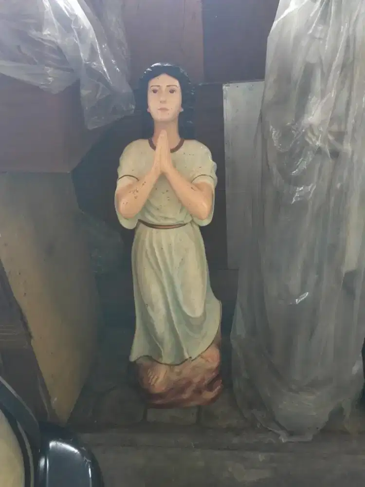 Patung malaikat warna putih