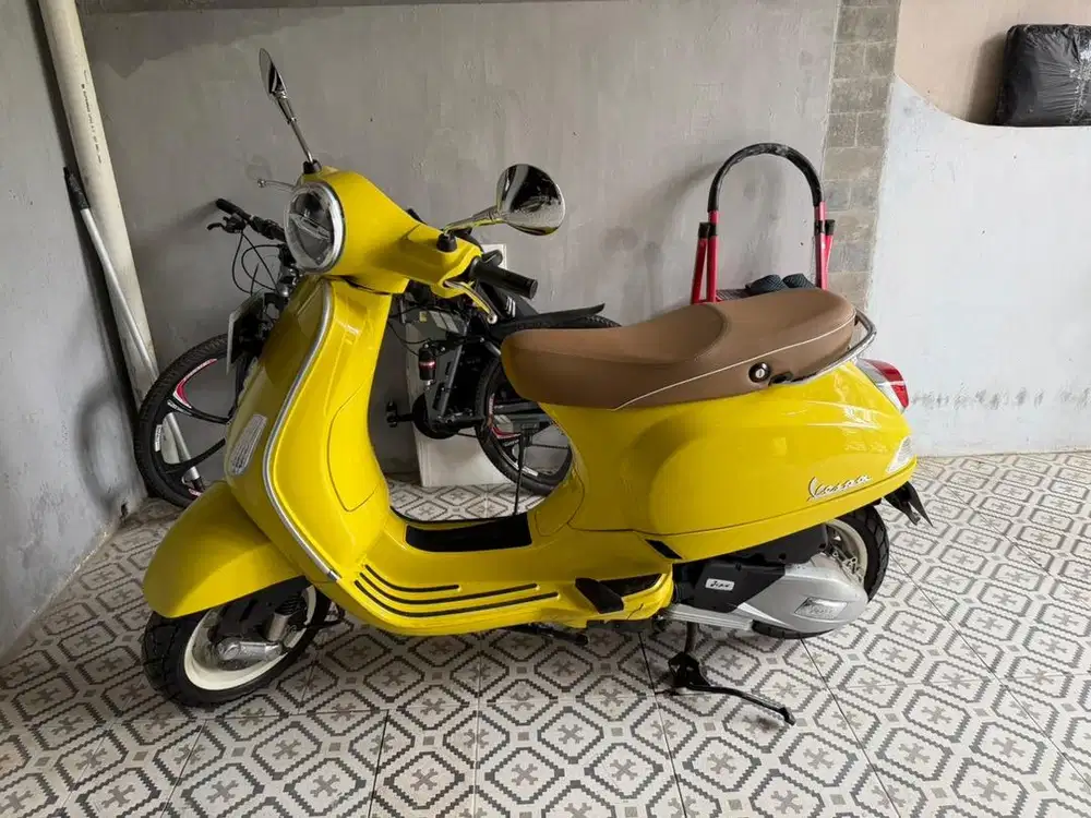 Vespa LX125 Yellow