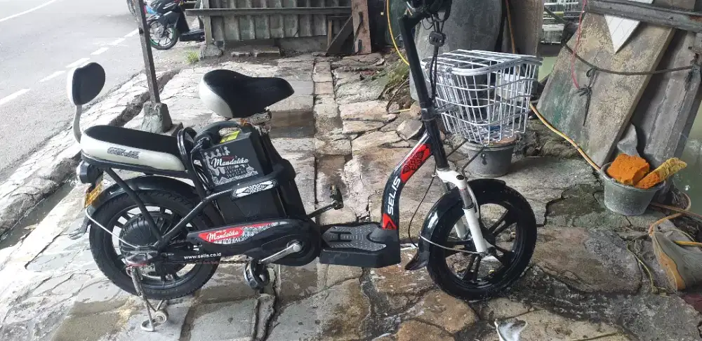 Sepeda listrii selis