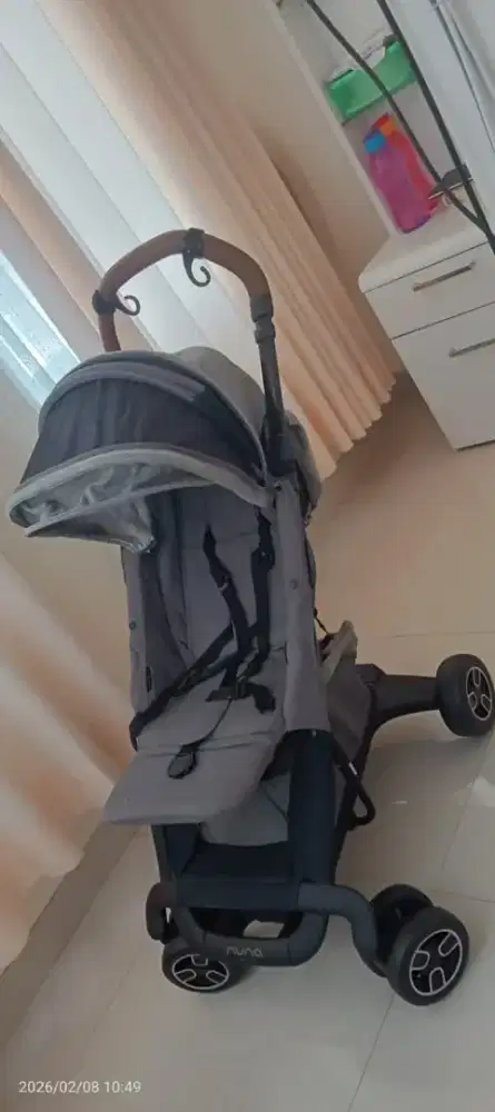 Stroller baby merek Nuna