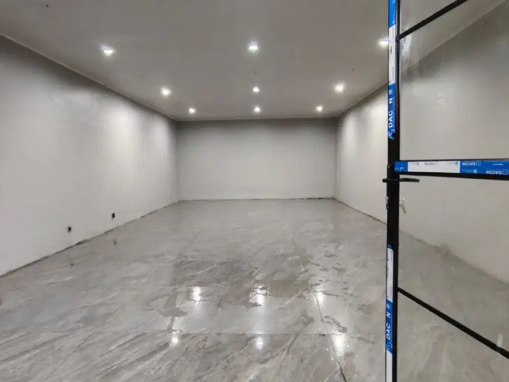 jual dan sewa rumah di binong karawaci tangerang. garasi dan carport sangat besar muat 6 mobil