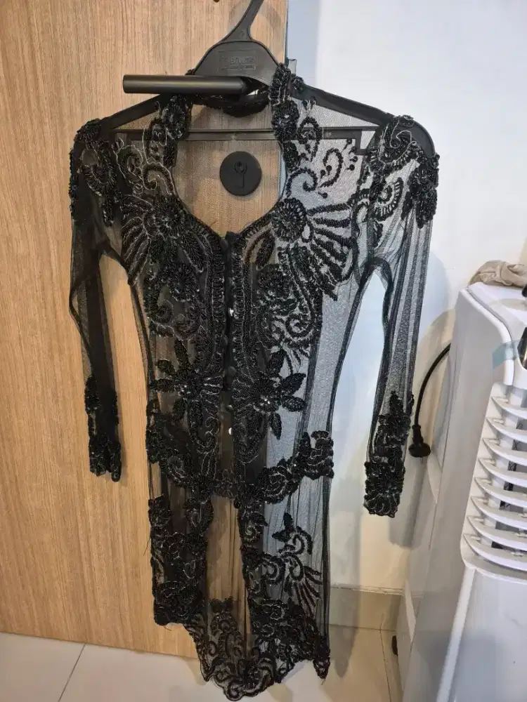 Kebaya hitam payet