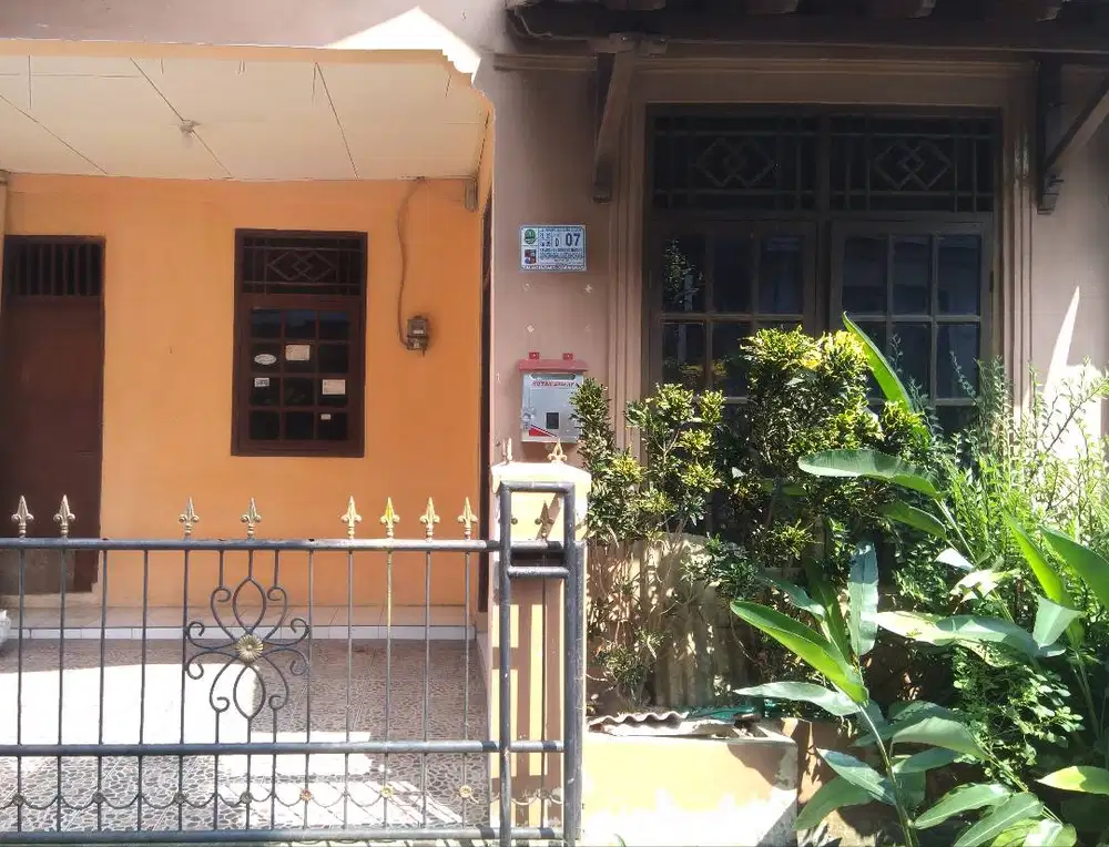 Disewakan Rumah Tinggal 2 Lantai Lingkungan Tenang Dekat Jalan Raya