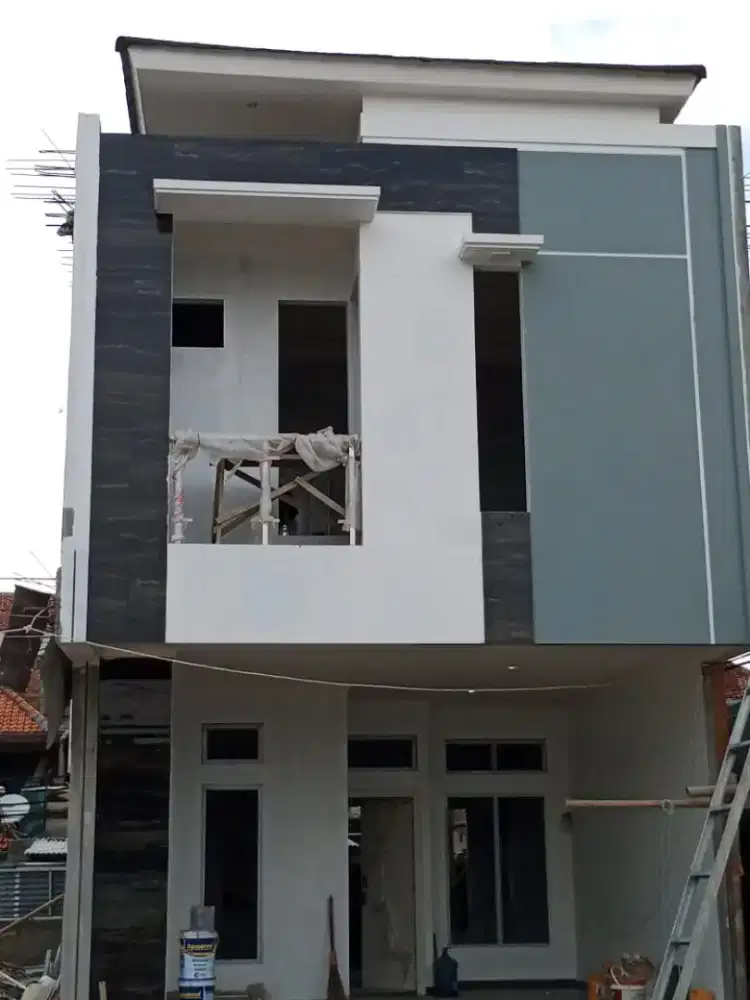 DI JUAL RUMAH 2 LANTAI SIAP HUNI STRATEGIS DEKAT TERMINAL RAWAMANGUN