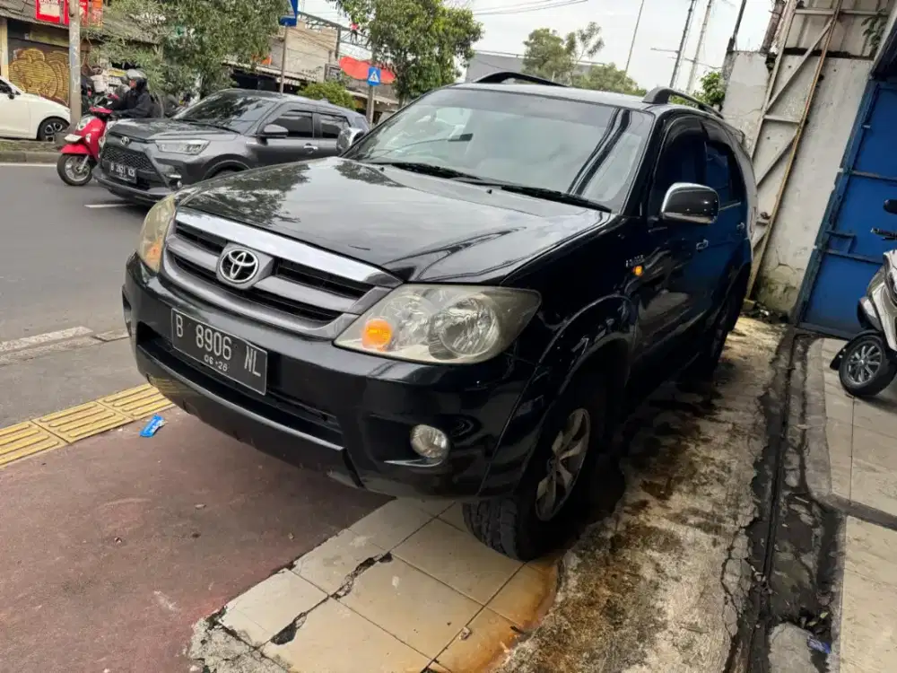 Toyota fortuner V 4x4 th 2006 AT siap pakai barang langka