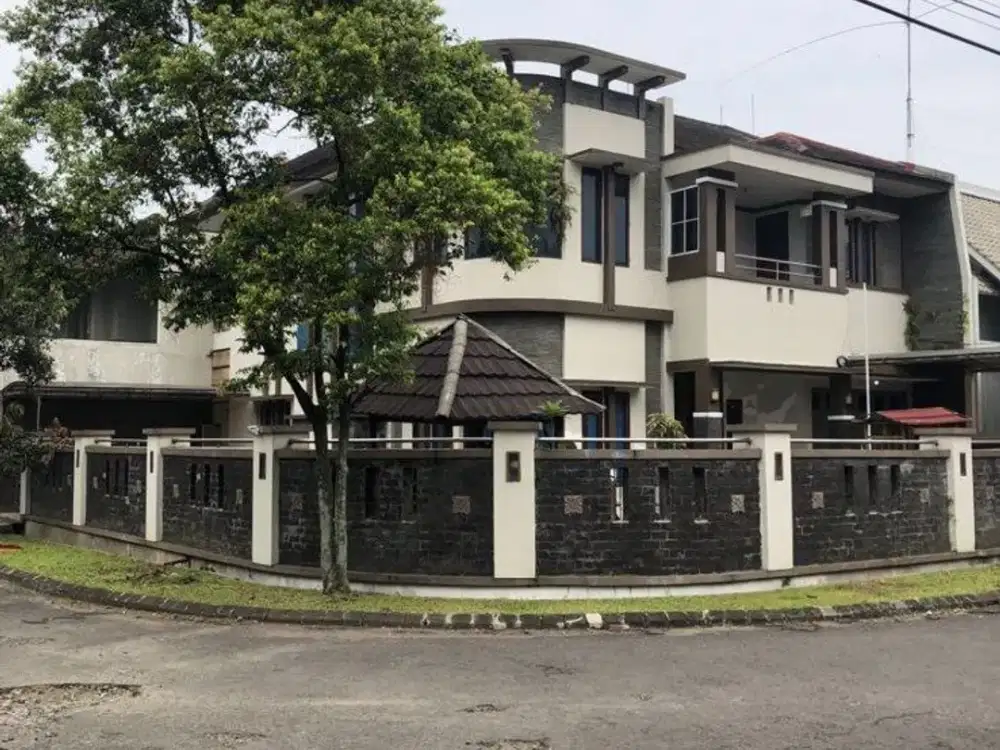 LOKASI ELITE !!! Rumah Hook Siap Huni Di Batununggal Indah