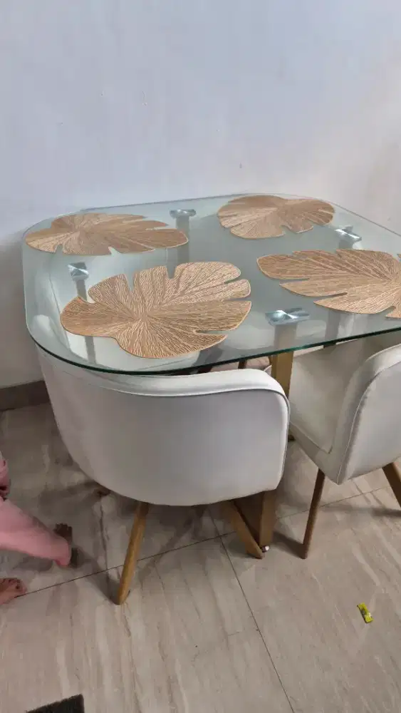 MEJA MAKAN MINIMALIS