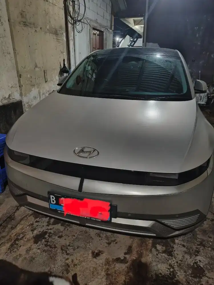 Hyundai ioniq 5 signature long range 2023 warna gravity gold mate