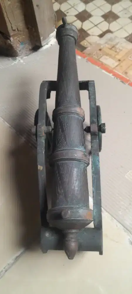 Barang antik miniatur meriam