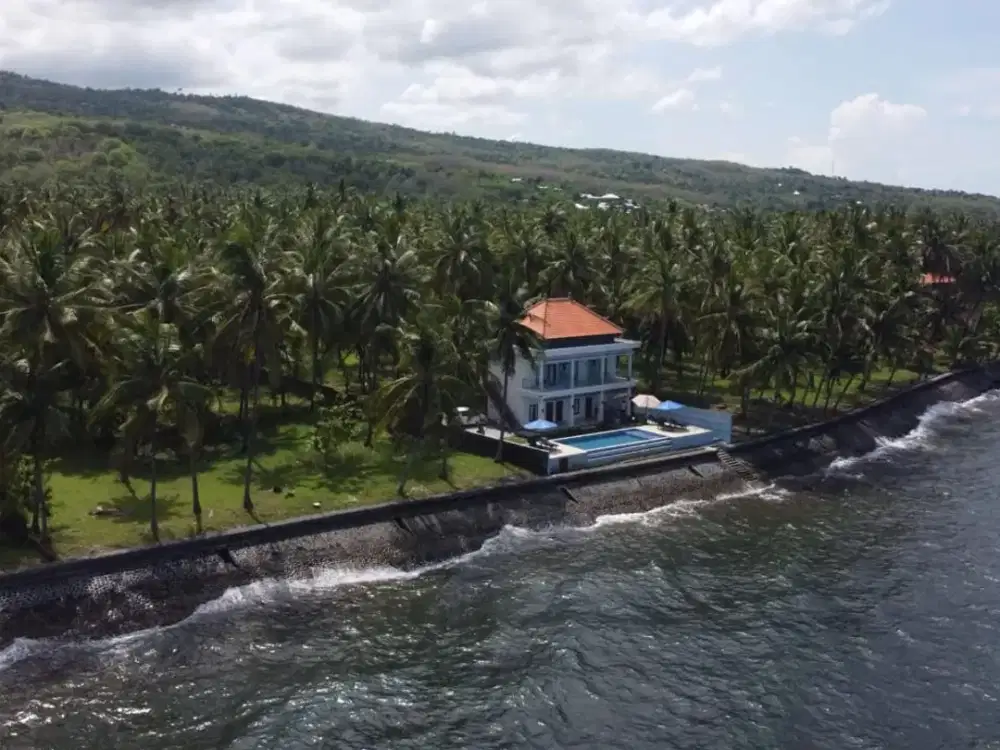 Jual Vila  Lantai2 Beach Front Buleleng Bali . Suasana Sangat Tenang Jauh Dari Kebisingan .
