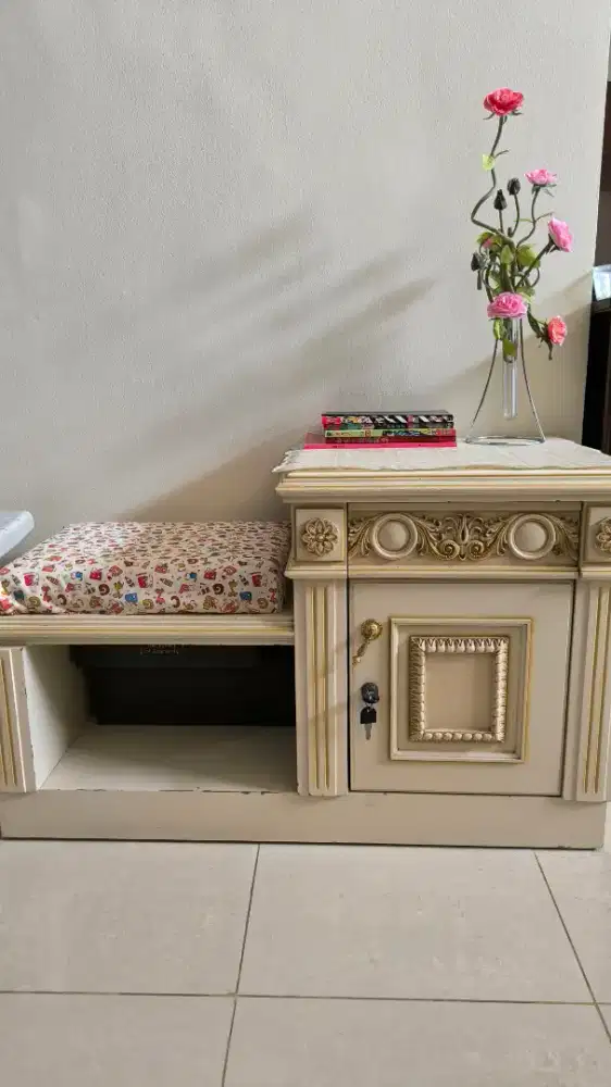 Rak sepatu dengan meja dan kursi