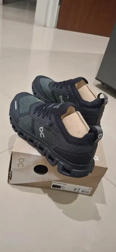 Like New Sepatu On Cloud 6 Versa