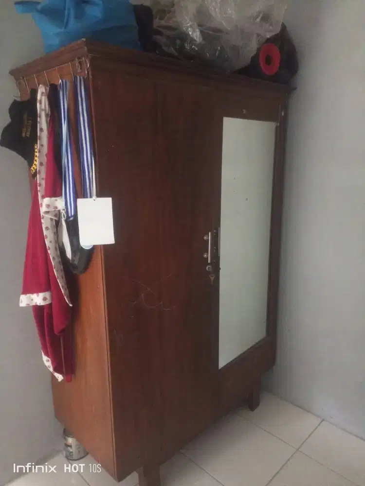 lemari kayu ada cermin kuat dan kokoh