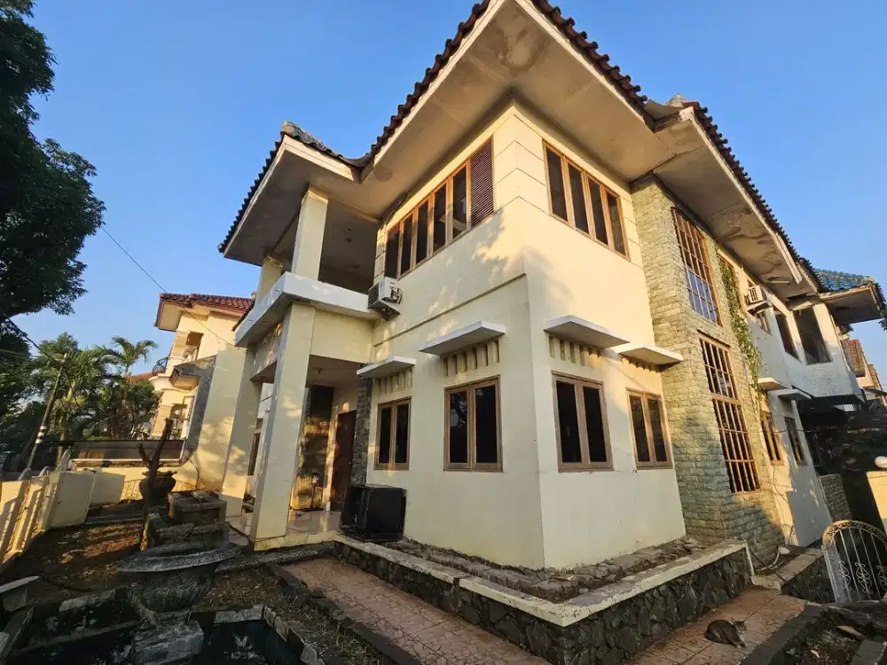 DIJUAL Rumah di Bumi Pusaka Cinere Hook Depan Taman.