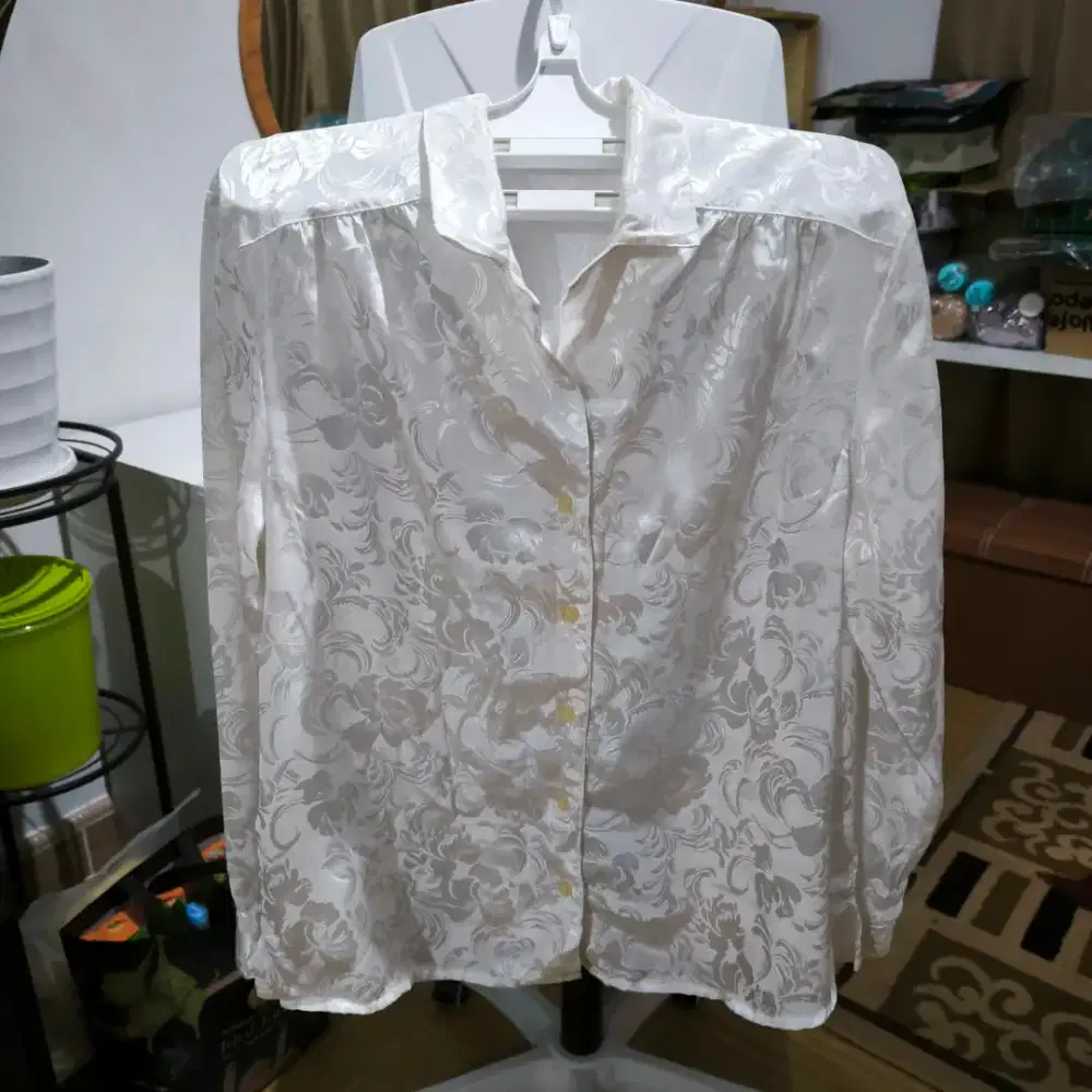 Kemeja Premium Putih Wanita Lengan Panjang Emboss Bunga Baru