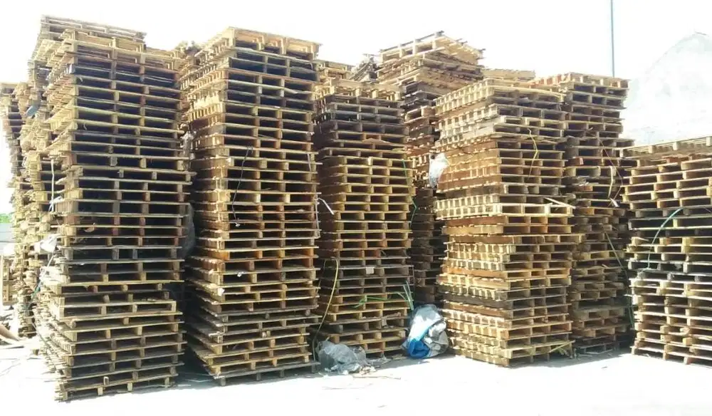 Palet alas kayu siap antar