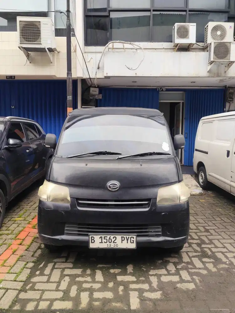 Daihatsu Minibus Silver Metalic Tahun 2015