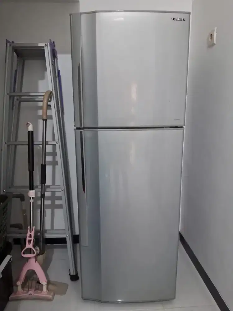 Kulkas Toshiba 200 liter