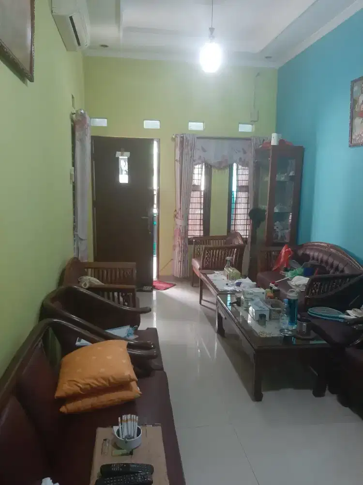 Dikontrakan Rumah 3 lantai Plus Furniture dan AC