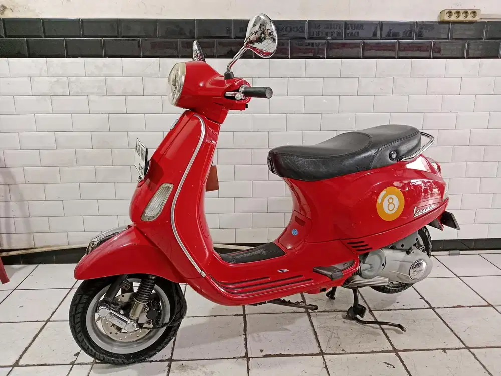 Piaggio Vespa lx 150 tahun 2013 lengkap bagus