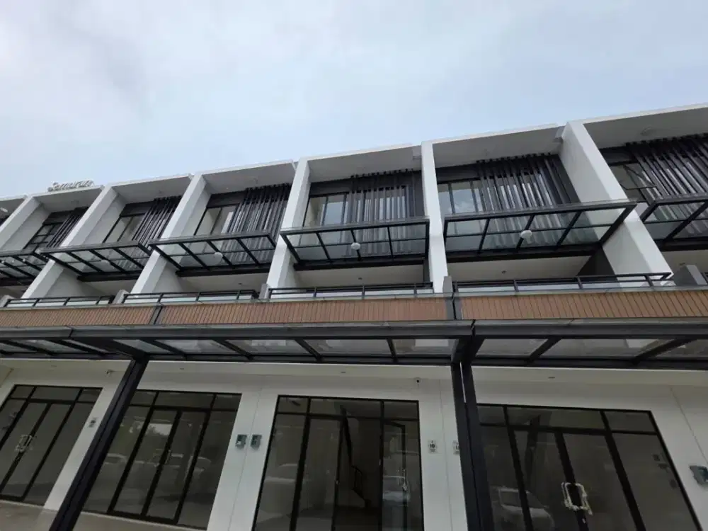 DISEWAKAN RUKO HAMPTON AVENUE 3 LANTAI BOULEVARD JALAN UTAMA - LOKASI STRATEGIS