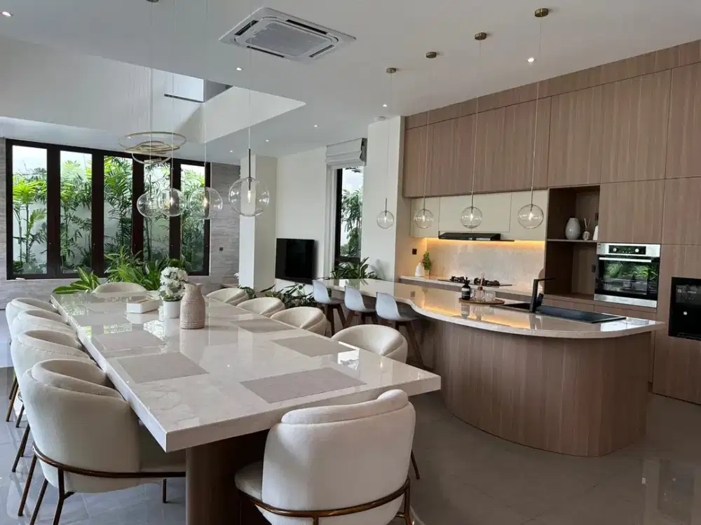 Villa 4 BR Mewah dengan Lift di Seminyak