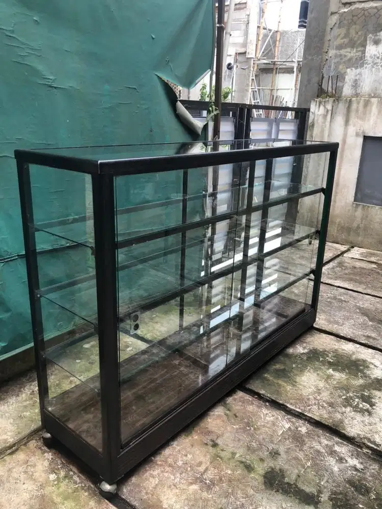 Etalase bekas jualan