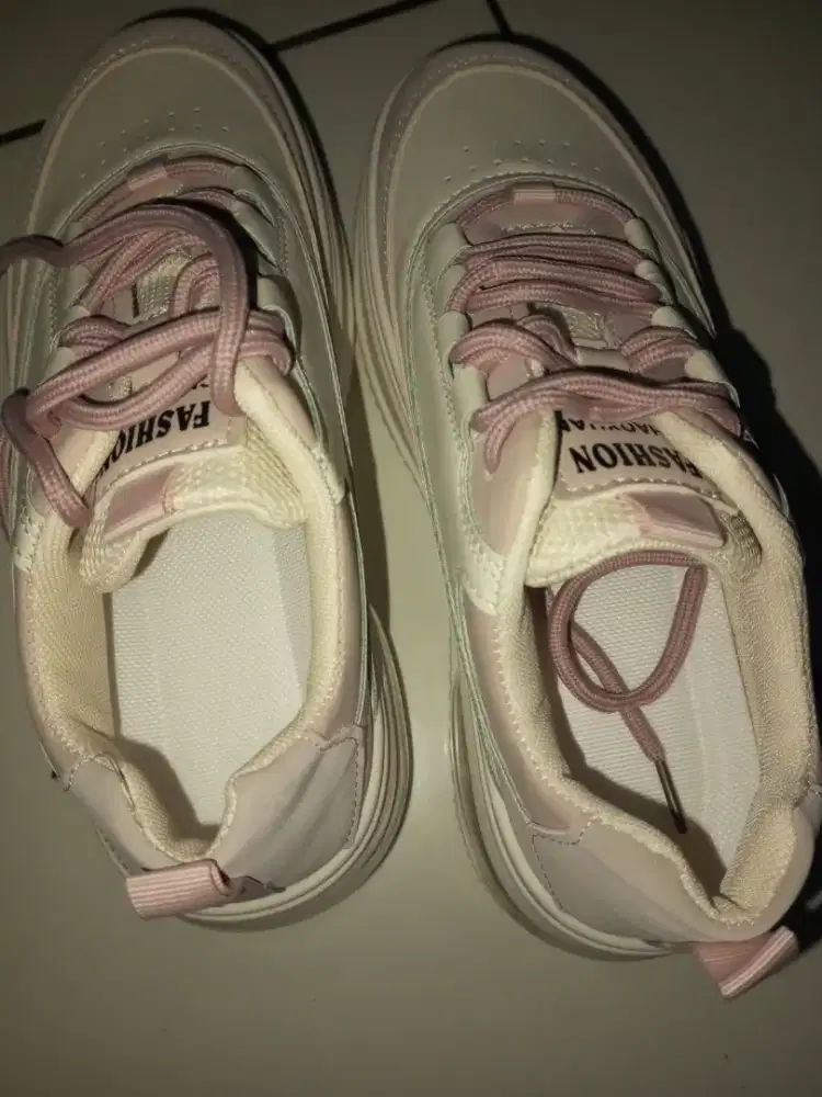 Sepatu sneaker putih wanita