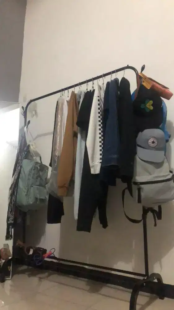 Rak portable gantungan pakaian baju besi
