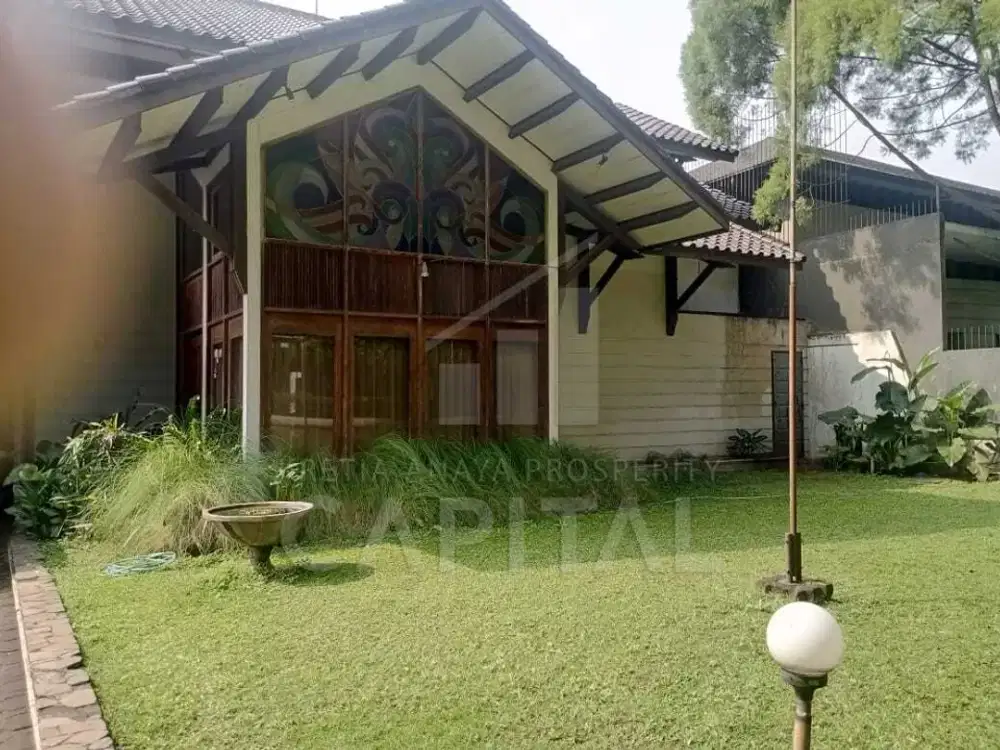 RUMAH BESAR ART DECO DENGAN HALAMAN LUAS DI AREA HEGARMANAH BANDUNG