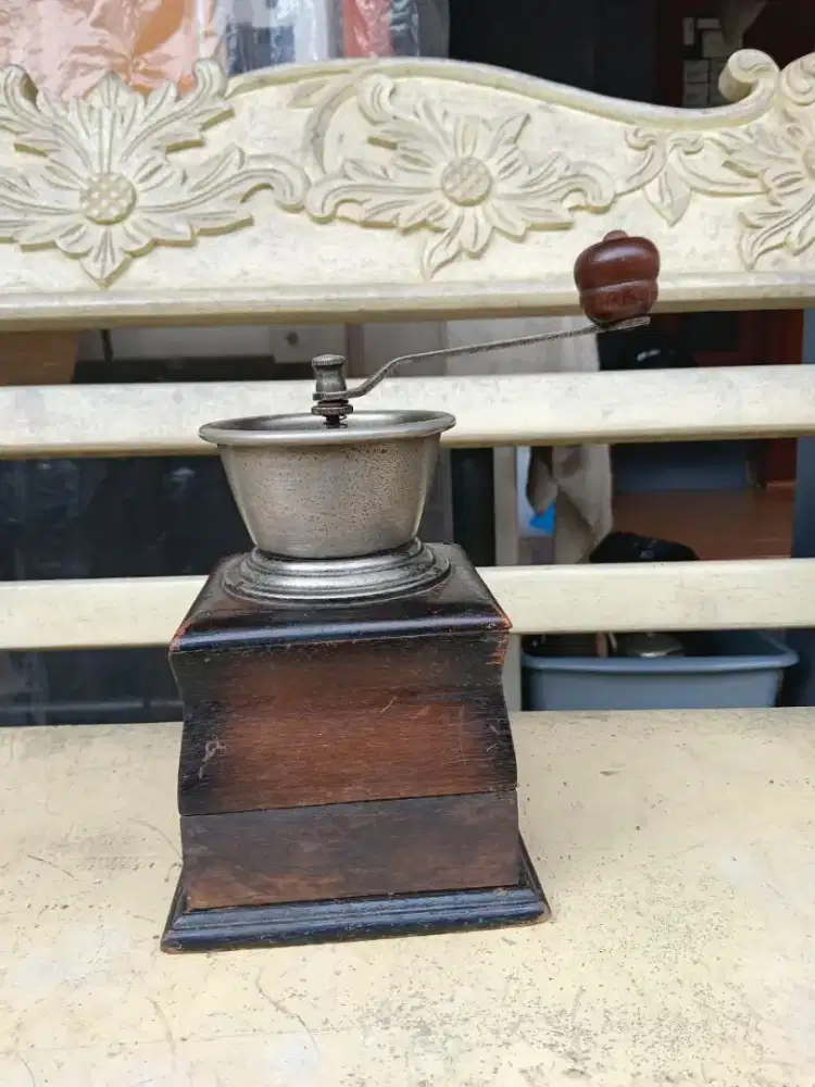 Penggiling Kopi Antik Engkol Tangan Kayu Logam Dengan Laci Cokelat