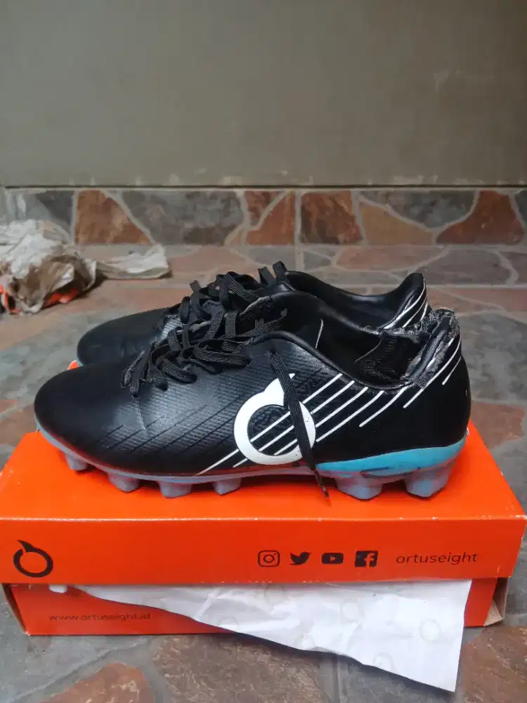 Ortuseight soccer boots original bekas