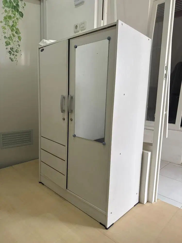 Lemari pakaian dan kaca