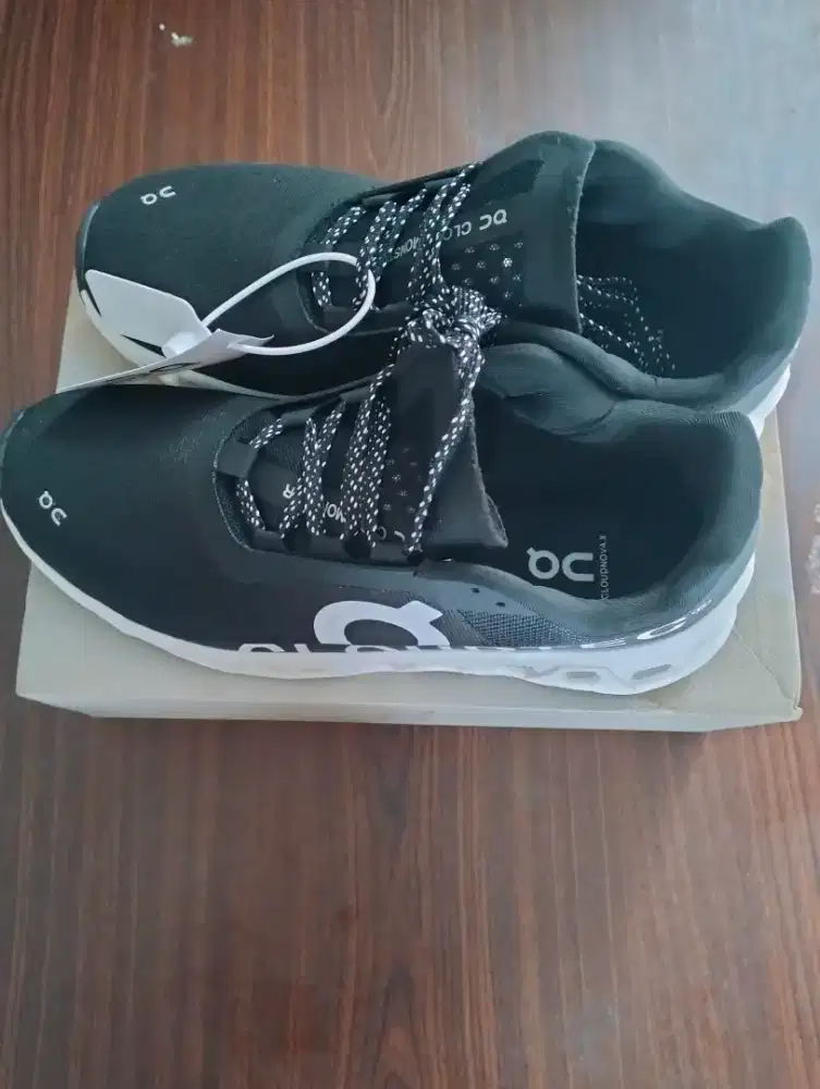 OC On Cluod Monster Black white