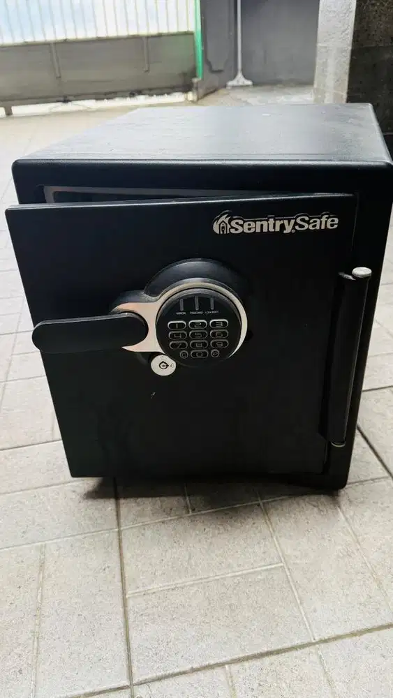 BRANKAS SENTRY SAFE
