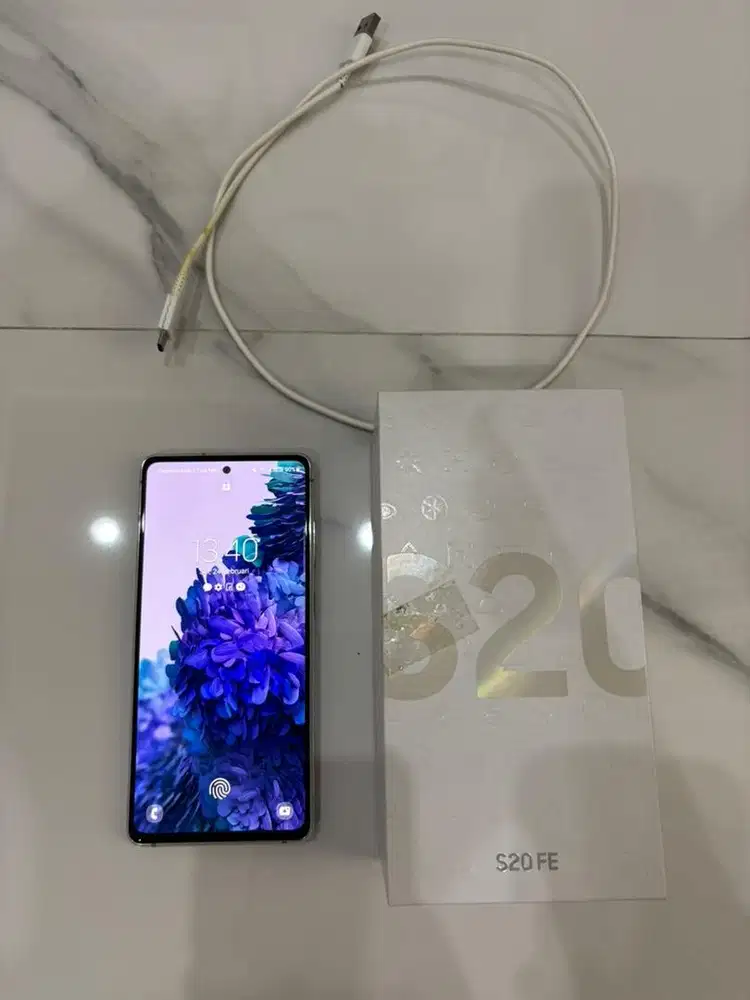 Dijual samsung S20 fe snapdragon 8/128 GB putih kondisi bagus 99%
