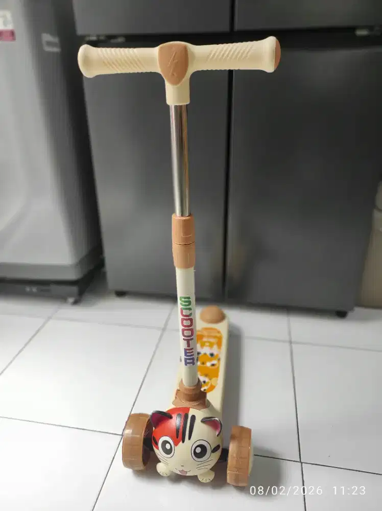 Skuter Anak-anak Roda 3 (untuk anak usia 2 sampai 6 tahun)