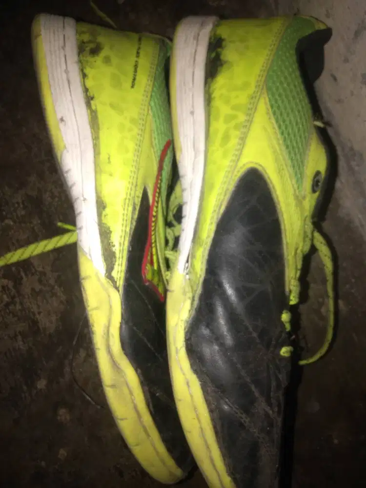 Sepatu futsal dan cone latihan