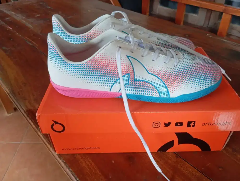 Sepatu futsal ortuseight