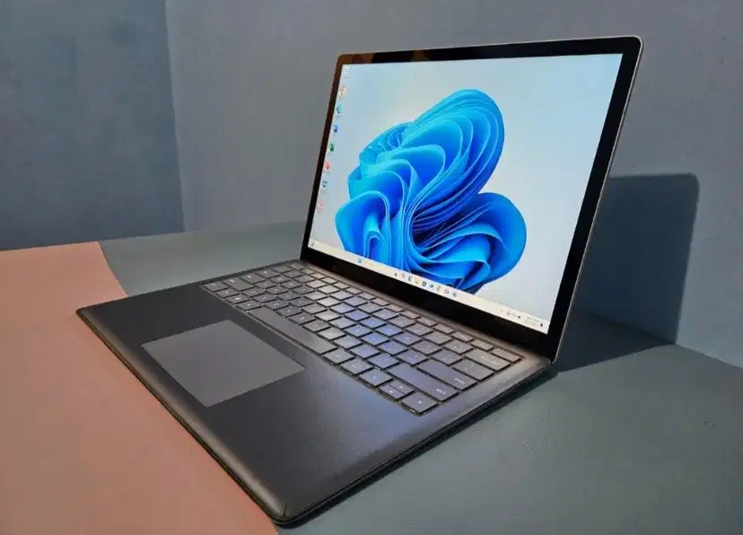 Microsoft Surface 2 Laptop i5-8250U ram 8 , 256 GB Touchscreen